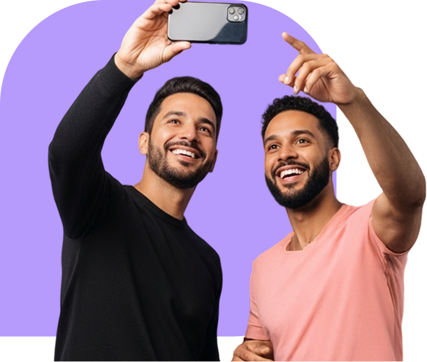 Dois homens tirando selfie e sorrindo