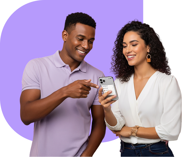 Homem e mulher olhando para o celular e sorrindo